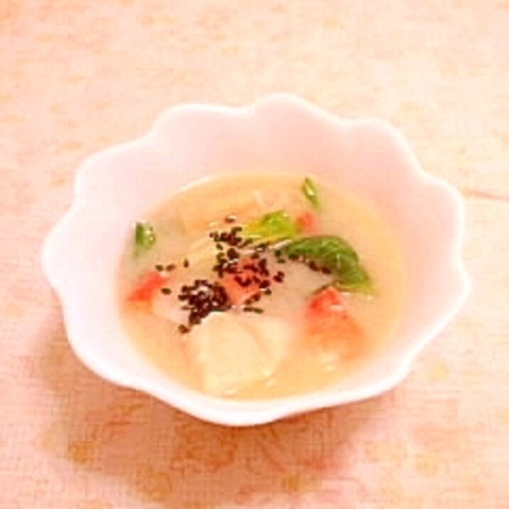 カニカマとチンゲン菜の豆乳味噌スープ